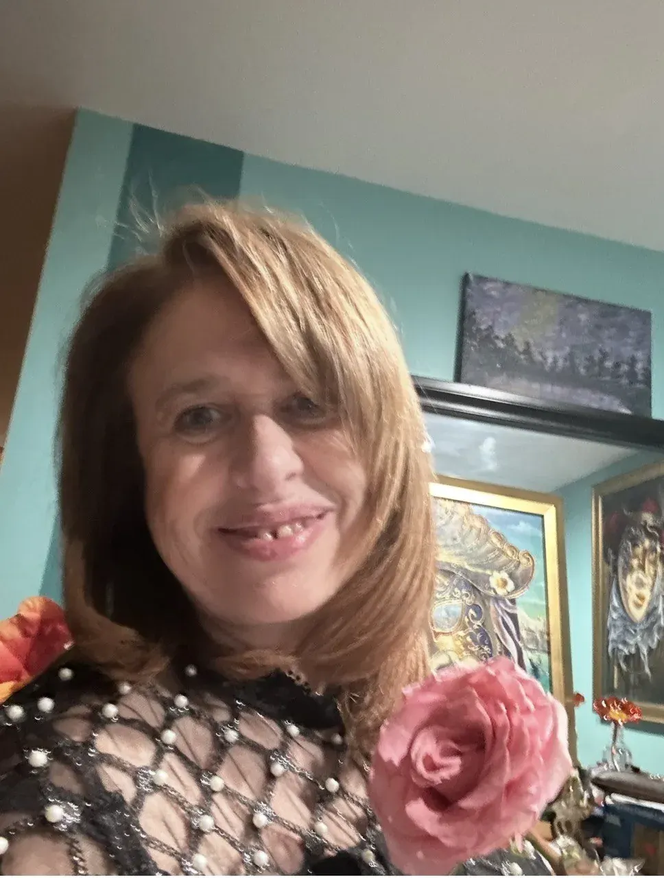 Smiling woman indoors for a storytelling coaching page about personal story and meaning-making